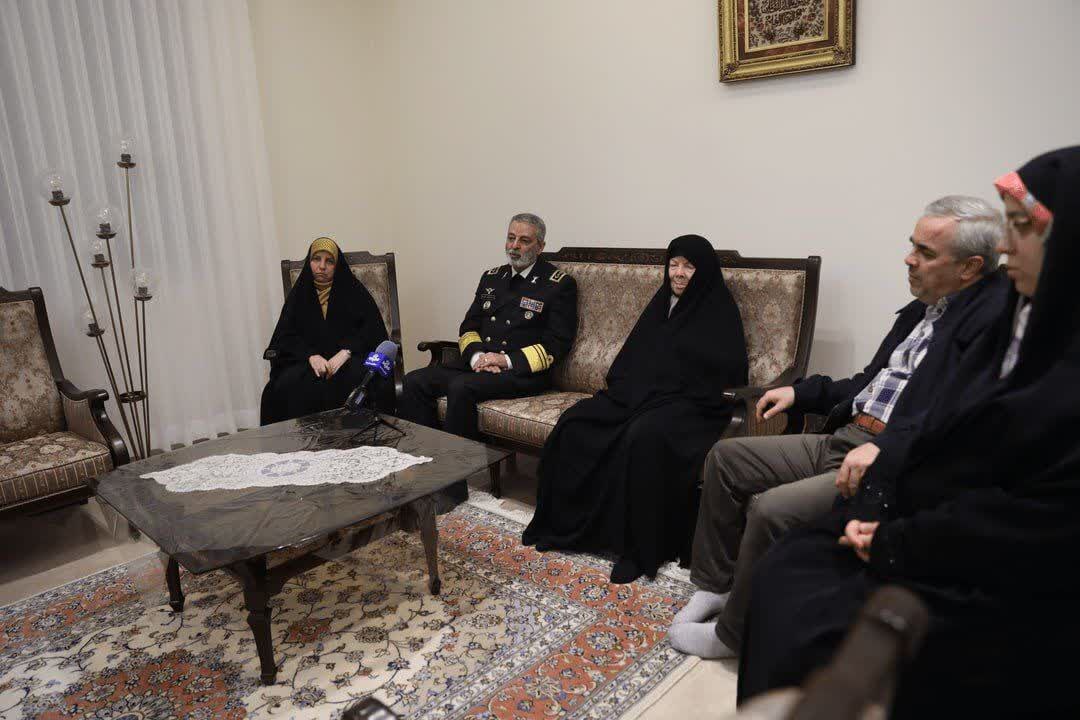 اعطای درجه سپهبدی شهید محمد باقری به خانواده شهید اعطای درجه سپهبدی شهید محمد باقری به خانواده شهید