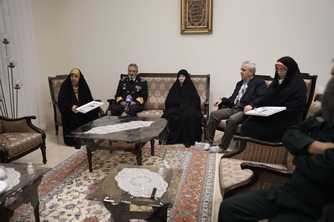 اعطای درجه سپهبدی شهید محمد باقری به خانواده شهید اعطای درجه سپهبدی شهید محمد باقری به خانواده شهید