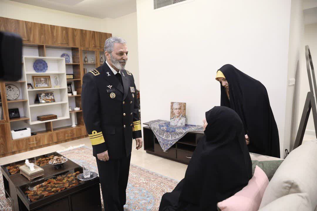 اعطای درجه سپهبدی شهید محمد باقری به خانواده شهید اعطای درجه سپهبدی شهید محمد باقری به خانواده شهید