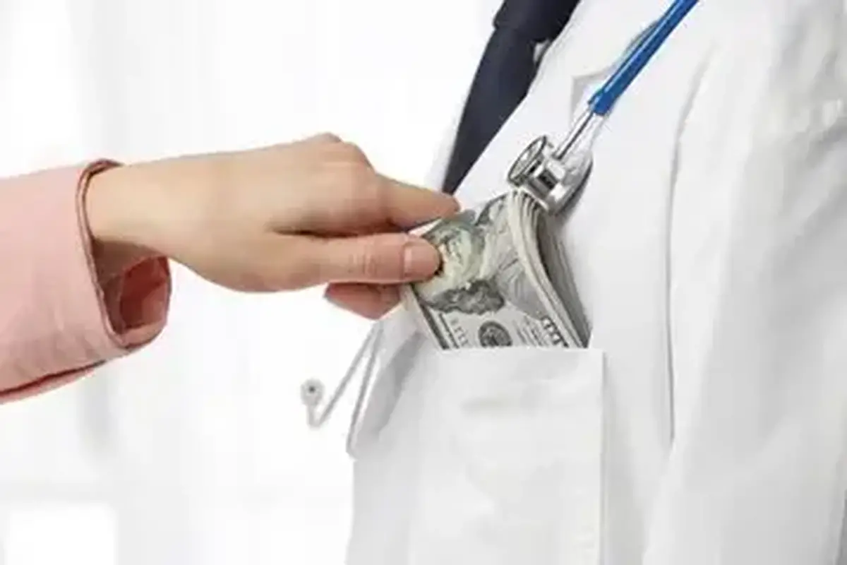 پشت پرده مبالغ زیرمیزی پزشکان؛وقتی پزشک با جان مردم «چانه‌زنی» می‌کند/ چرا نظارت وزارت بهداشت فقط روی کاغذ است؟