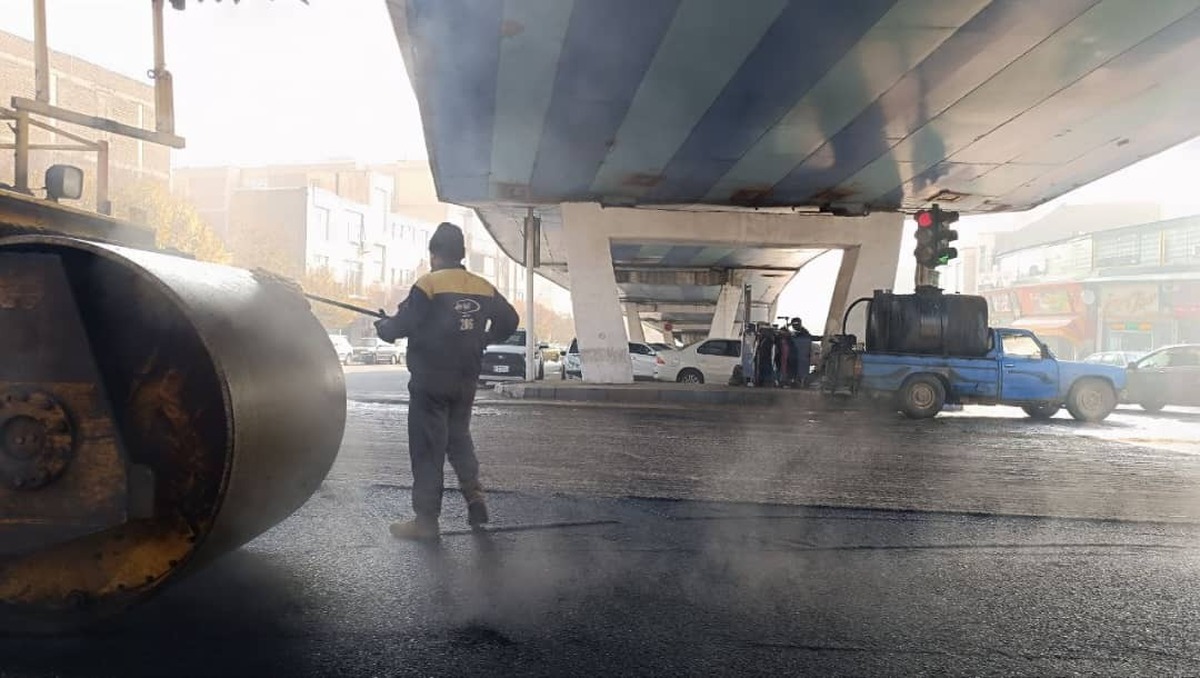 پمپاژ مستقیم سم در هوای شهر- آسفالت‌ریزی در اوج آلودگی هوا در تبریز