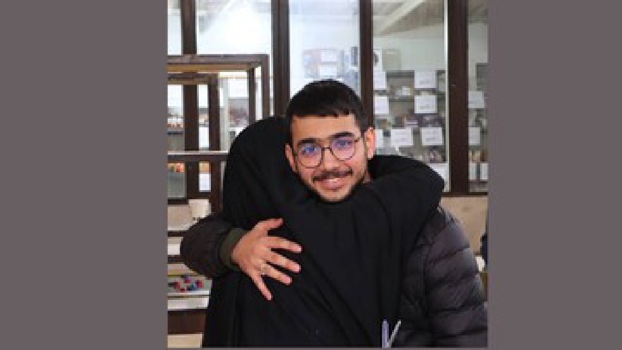 جوان رشیدی که در عکس میخندد، دیروز روی دستان دوستانش تشییع شد جوان رشیدی که در عکس میخندد، دیروز روی دستان دوستانش تشییع شد