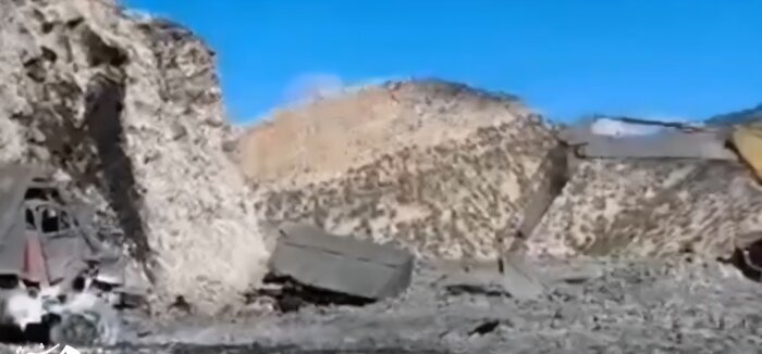 حمله دشمن متجاوز به معدن کارخانه سیمان فیروزآباد؛ ۲ کارگر شهید و ۲ نفر مجروح شدند حمله دشمن متجاوز به معدن کارخانه سیمان فیروزآباد؛ ۲ کارگر شهید و ۲ نفر مجروح شدند