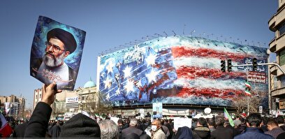 تجمع سوگواران رهبر شهید انقلاب در مقابل دانشگاه تهران