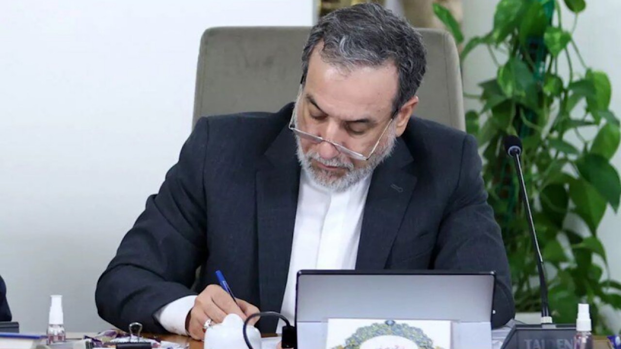 استقبال عراقچی از پیام حکیمانه و راهگشای رهبر معظم انقلاب اسلامی استقبال عراقچی از پیام حکیمانه و راهگشای رهبر معظم انقلاب اسلامی