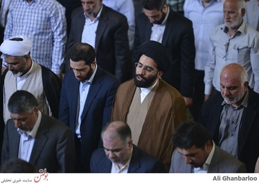تصویر فرزند مقام معظم رهبری در نماز جمعه تهران