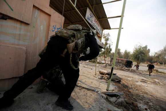 درگیری سربازان ارتش عراق و تروریست های داعش در نزدیکی دانشگاه شهر موصل