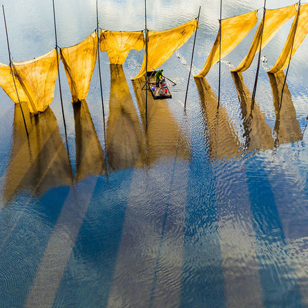 6. مرد ماهیگیر در کنار تور | عکس برگزیده اسکای پیکسل در سال 2016