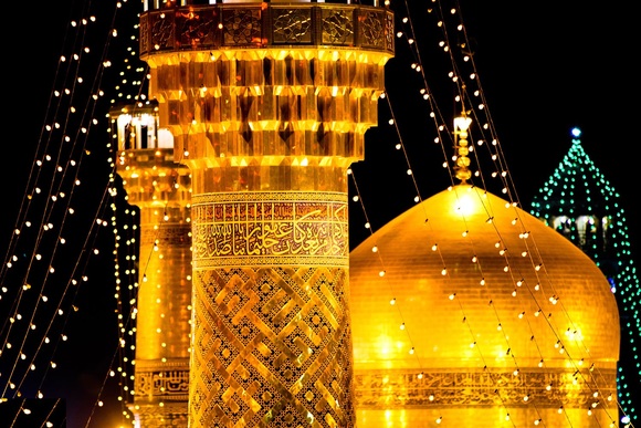 مشهد
 شهری که در زمان افشاریان پایتخت ایرانیان بوده و دومین کلان شهر ایران بعد از تهران هم به حساب میاد. مشهد جاذبه ی گردشگری فوق العاده ای داره که به دلیل وجود حرم امام رضا (ع)، سالانه پذیرای  بیش از 30 میلیون زائر از خارج و داخل کشور هست. با سفر به این شهر علاوه بر زیارت حرم این امام بزرگوار، میتونین به طبیعت گردی این شهر بپردازین و به قلعه آل و مات برین. پارک کوهسنگی این شهر نمای فوق العاده زیبایی از ارتفاعات بالای پارک داره که میتونین در این مکان کوهنوردی هم داشته باشین. آرامگاه نادر شاه افشار، موزه ی تاریخی هست که تمام ابزار گذشتگان هم در اون نگهداری میشه و شما میتونین ازش دیدن کنین.