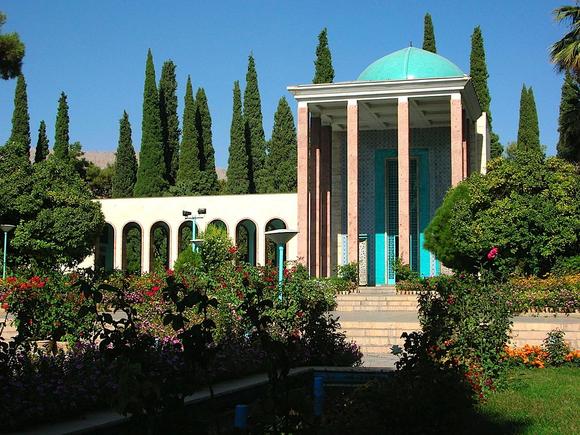 شیراز 
شهری که به شهر عشاق معروف هست و سرزمینی دوست داشتنی و گردشگریِ که نگین شهرهای توریستی ایران هم به حساب میاد.شیراز زادگاه شاعران نامدار سعدی و حافظِ که هر ساله توریست های بسیار زیادی از این شهر دیدن میکنن. غار قلعه بندر  چاه بزرگی داره و یه مکان فوق العاده قدیمی و تاریخی هست. باغ عفیف آباد (گلشن) یکی از زیباترین باغ های دوران صفویه به حساب میاد که بازدید کنندگان زیادی هم داره.دروازه قرآن موزه ایِ که در بالای این دروازه اتاقی ساخته شده و محل نگهداری قرآنی با خط حضرت علی (ع) هست. 