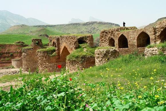  لرستان
اگر تصمیم دارید که به غرب ایران سفر کنین، پیشنهادمون به شما شهرستان درود هست. مردمی خونگرم این منطقه به زبان لری سخن میگن و جاذبه های طبیعی و گردشگری زیادی هم تو این شهر قرار گرفته.موزه مردم شناسی جایی هست که میتونین در اون با تاریخچه و سنت های قدیمی لرستان آشنا بشین.  آبشار بیشه طبیعتی زیبا و نمای کوهستانی فوق العاده ای داره که میتونین روحتون رو تو لرستان تازه کنین.این استان هم یه شهر خوب به عنوان مقاصد نوروزی در ایران محسوب میشه.