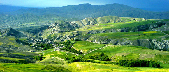 اردبیل
شهر گردشگری عالی ای هست که که یکی از ویژگی های این استان، آب و هوای مطبوعشه. آبگرم های سرعین در 22 کیلومتری اردبیلِ که میزبان ده ها هزار گردشگر از نقاط مختلف ایران هست. پل معلق مشگین شهر مخصوص عابرین و ارتفاع فوق العاده زیبایی داره. پارک جنگلی مشگین شهر یه فضای تفریحی و با صفاست که محل مناسبی برای مقاصد نوروزی در ایران هست.