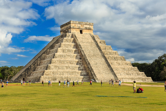 Chichen Itza نام یکی از فوق العاده‌ترین معابدی است که در دوران اوج مایاها به دست معماران چیره دست این قوم ساخته شد. معماری این معبد با توجه به محاسبات نجومی خاصی طراحی شده این معبد به شکل حرمی ساخته شده و در آن بیش از 91 پله لحاظ شده است. در صورتی که تمام سکوها و پله‌های این معبد را با یکدیگر جمع بزنیم به عدد 365 می‌رسیم که نشانگر کل روزهای سال است. اگرچه صعود به این معبد بعد از حادثه ای ک در سال 2006 در آن رخ داد برای گردشگران ممنوع شده است اما همچنان این منطقه یکی از پرتردید ترین مقاصد انواع تورمسافرتی و توریک روزه است.
