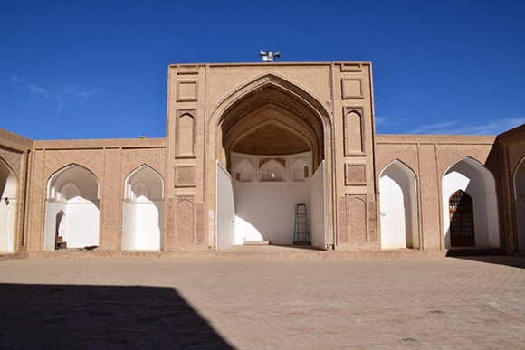 این مسجد خوش ساخت از بناهای به جای مانده از دوران خوارزم شاهیان است. بنای مسجد به صورت دو ایوانی طراحی شده است و به شبستان، میانسرا و ایوان‎‌های شمالی و جنوبی مجهز است. انواع کتیبه‌های قرآنی، نقوش هندسی و کاشی کاری‌های فوق العاده‌ی بنا و طراحی منحصر به فرد از مهارت معماران آن دوره حکایت دارد. این مسجد در حال حاضر توسط مسافرین تور مشهد که به گناباد سفر می‌کنند مورد بازدید قرار می‌گیرد و از محبوبیت خاصی بین اهالی شهر برخوردار است.