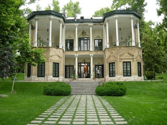 یکی از مهمترین مجموعه های تاریخ پهلوی در کاخ نیاوران تهران قرار داره که مهمترینشون دو فرش مشاهیره. روی یکی از این فرش ها نقششاهان ایرانی از اولین پادشاه تا احمدشاه قاجار بافته شده. نیاوران، محل زندگی محمدرضا شاه پهلوی و خانوادش هم بوده که لوازم مورد استفاده اونا در حال حاضر به عنوان اشیای موزه در معرض دید عموم قرار می گیرن.