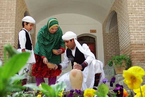 کوزه شکنی

از آیین های چهارشنبه سوری که در آن زغال و نمک و سکه ده شاهی در کوزه ای کهنه تا دور سر بچرخانند، بلای سال را دفع کنند و با زمین زدنش به دست خاک بسپارند.