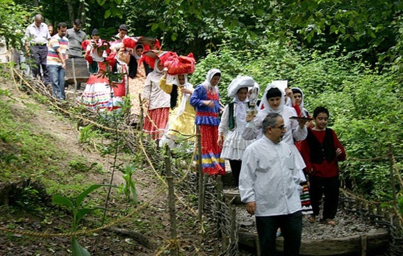 چهارشنبه سوری در استان های ایران

چهارشنبه سوری همچون هر آیین دیگری در ایران، علاوه بر کلیت هایی که دارد، در هر شهر و استانی، رنگ و بوی خاص خود را دارد و عطر سنت در هر شهری بر باد موافق خویش سوار است. در استان آذربایجان شرقی، عطر گلاب را پیک سعادت می دانند و بر سر و روی هم گلاب می پاشند. در آذربایجان غربی، تقسیم کننده آجیل، مرادی در دل دارد و نیت دلش، با طعم و مزه آجیل عجین می گردد. آب رودخانه استان اردبیل، پس از یک صبح دل انگیز، گشت و گذار در طبیعت و سوارکاری، دور و بر خانه را صفا می دهد و شگون برای خانواده به ارمغان می آورد. بوشهری ها پس از آتش افروختن، سوار بر قایق شده و سپس نحسی را درون قایق جا گذاشته و به آب می سپارند. کشتی محلی و آش ترش، مثل همیشه، یار و همراه مازندرانی هاست و مجلسشان را صفا می بخشد. سنگریزه های کوهستان های کردستان، در دستان این قوم غیور جمع شده و وقتی به پشت سرشان پرت می شود، نحسی را از آنان دور می کند. در گیلان نیز به امید روشنایی در سال جدید، شمع می افروزند تا نور را مهمان سرزمینشان کنند، در یک رسم جالب دیگر، دختران را به شوخی با جارو از خانه بیرون می کنند، به امید باز شدن بخت و یافتن شوهر در سال جدید، عروس برون نیز در این روز، زیاد انجام می شود.