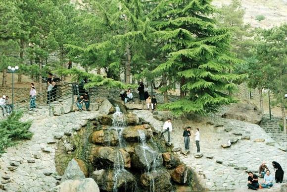 بوستان جمشیدیه یکی از قدیمی ترین و زیباترین پارک های تهرانِ که تو شمال پایتخت قرار گرفته و در فصل پاییز هم زیبایی دو چندانی داره. پارک جمشیدیه تهران منطقه نیاوران قرار داره و مجاورت اون با کوه های شمال تهران تقریبا اولین نقطه ای هست که برف و باران در اون شروع به باریدن میکنن. این پارک معماری متفاوت و زیبایی با بقیه پارک ها داره و یه آبشار مصنوعی و حوض زیبا و اجزای هنری خاص رو در خودش به زیبایی جا داده. با بالا رفتن از پله های پشت آبشار پارک جمشدیه به طبقات بالایی این بوستان میرسید که از همون جا نمای زیبایی از تهران براتون نمایان میشه.
