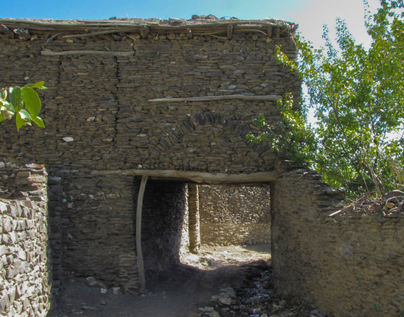 روستای چشمه قلقل یا ورکانه از جهت استفاده از مصالح بومی بخصوص سنگ، مکان منحصر به فردی شده که همین مصالح سنگی هم معرف چهره اصلی و کلی این منطقه هست. سنگ نه تنها در پی خانه ها، بلکه در قسمت بیشتری از بنا و دیوارهای اصلی حیاط ها مورد استفاده قرار گرفته که اکثرا هم سنگ لاشه هست و با ملات گل به کار گرفته شده. قدکمت این روستا به بیش از 400 سال میرسه که مکان اون هم در کوهپایه های زاگرس مرکزی قرار گرفته و به دلیل کوهستانی بودن و طبیعت زیبای نحصر به فردی که داره از مناطق بکر به شمار میره. قسمت مرکزی و تقریبا هسته اصلی روستای ورکانه در اطراف قنات شکل گرفته که قدمت نسبتا طولانی داره و به دوران صفوی هم برمیگرده. 