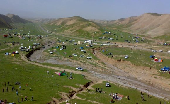 من همیشه از جاده لذت می برم، حتی اگر صدای جر و بحث های پدر و مادرم برای انتخاب محل پیک نیک بلند شود، یا پس از یک ساعت گشتن، نتوانیم جایی پیدا کنیم و باز هم بگردیم یا اینکه جایی پیدا کنیم و تا بخواهیم دور بزنیم و بساطمان را پهن کنیم، جایمان را گرفته باشند، اصلا مگر سیزده بدر بدون این چیزها سیزده بدر می شود؟؟ از طرفی دلم می خواهد زودتر برسیم و بپردازیم به غذاها و بازی های روز سیزده بدر، همان هایی که یک سال انتظارش را می کشیدم، از طرفی این همیشگی های جاده را دوست دارم. اصلا نمی دانم می خواهم جاده تمام شود یا نه.