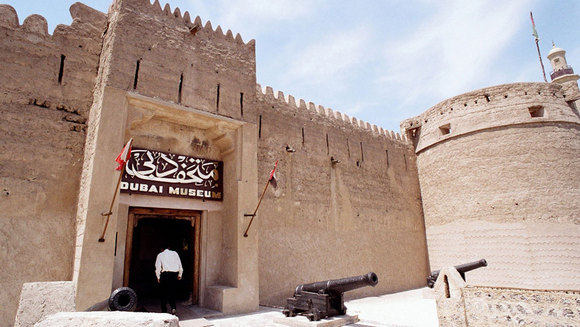 این موزه‌ی مجهز در سال 1787 در دبی افتتاح شد. بنای کلی این موزه با اقتباس از طراحی سنتی خانه‌های دبی ساخته و پرداخته شده. این موزه به عنوان سنبل خانواده‌ی سلطنتی دبی در این محل بنا شد و در حال حاضر به عنوان موزه‌ی اصلی شهر شناخته می‌شود. با بازدید از این موزه می‌توانید به تاریخچه‌ای جامع از شهر دبی دست پیدا کنید و اطلاعات جالبی در رابطه با چگونگی شکوفایی این منطقه بدست بیاورید. این موزه یکی از پربازدید ترین مناطق در توردبی می باشد بنابراین بازدید از آن به شما هم پیشنهاد می شود.