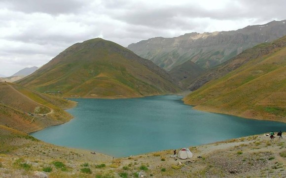 آدرس هویر و دریاچه ی تار هویر : استان تهران، 30 کیلومتری شرق دماوند. برای رسیدن به دریاچه ی تار هویر هم به دماوند برید و مسیر رو به سمت آبادی چنار عربها ادامه دهید. بعد از آبادی وارد جاده ای موسوم به جاده معدن بشید و بعد از پشت سر گذاشتن جاده ای خاکی به دریاچه تار میرسید.