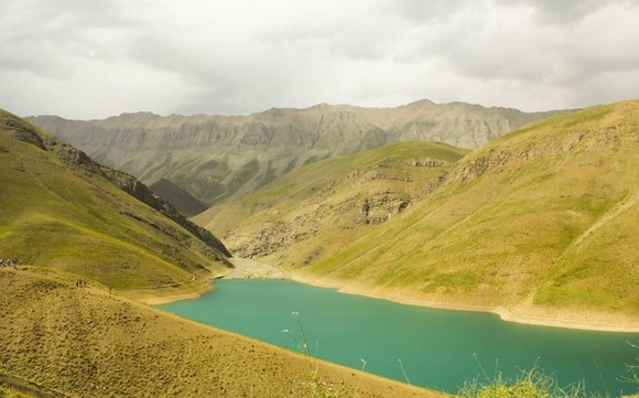 بعد از طی کردن مسیر کوهستانی و سنگی، در نزدیکی دماوند به دریاچه ای میرسیم که  آب شیرین اون طعم تازه ای به جان طبیعت داده. نام این دریاچه تار هست و یکی از زیباترین جاذبه های طبیعی تهرانه. این دریاچه تو ارتفاع 2500 متری از سطح دریا قرار گرفته و از شمال غرب تا جنوب شرق کشیده شده. در بعضی از فصل های سال که پر آب هستن عمق دریاچه تار  به 50 متر میرسه ودر فصل های کم آب به 40 متر. بعد از طی کردن نیم ساعت پیاده روی از شرق دریاچه هویر، دریاچه ی دیگه ای با عمق 15 متر قرار گرفته که نام اون هویره. این دو دریاچه دو فرزند طبیعت هستن که فاصله ی اونها با هم حدود 500 متره و میهمان کوه های البرزهم هستن.