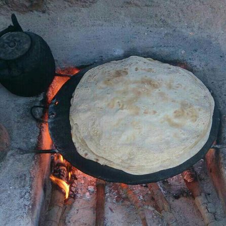 اقوام مختلف استان خوزستان؛ مسبب تنوع غذایی خوبی در این سرزمین شدن و حتی نون های مختلفی رو هم طبخ میکنن. از نون های مختلف این منطقه میشه به نون تیری اقوام بختیاری اشاره کرد که شباهتی زیاد با نون لواش داره و تنها 2 میلیمتر ضخامت داره و قطری در حدود 35 تا 40 سانتی متر داره. مادران خوش ذوق خوزستان این نون رو بدون استفاده از خمیرمایه تهیه میکنن. خمیر نون رو روی صفحه ای دایره ای شکل به اسم خونچک پهن میکنن و بعد اون روی صفح ای فلزی به اسم تُوِه با حرارت آتیش طبخ میکنن. این نون رو میشه به صورت خشک و با ریختن مقداری آب روی نون‌های خشک شده خورد. از نکات مهم نون تیری،میشه به مدت ماندگاریش اشاره کرد که تا ۲ الی ۳ هفته قابل استفاده هستش.