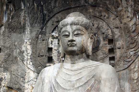 این منطقه در میان کوه‌های longmenshan   و xiangshan در بخش شرقی مرکز جین قرار گرفته شده است. قدمت این سازه ها به دوران 493 AD برمی‌گردد. در این منطقه بیش از 2100 سوله، بیش از 100000 مجسمه‌ی بودایی و حدود 40 معبد پاگودا و 3600 ستون سنگی را در خود جای داده است. مجسمه‌ی 17 متری از vairocana   در معبد fengxian یکی از برترین‌های این مجموعه به حساب می آید.