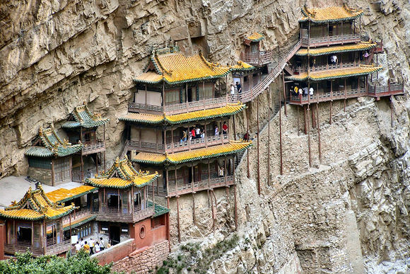 صومعه معلق که بر روی صخره‌ای در ارتفاع 75 متری بالاتر از سطح زمین قرار گرفته است یکی از مشهورترین مناطق توریستی در چین به حساب می آید. این صومعه از 40 اتاق تودرتو که به وسیله‌ی دلان‌های باز و راهروهای متعدد به همدیگر متصل شده است تشکیل شده. این صومعه دقیقا بر روی لبه‌ی پرتگاه ساخته شده است. صومعه‌ی اصلی این مجموعه در قرن پنجم ساخته شد و  بعد‌ها قسمت های متعدد دیگری به این صومعه اضافه شد. این بنا از محبوب ترین مقاصد گردشگران تور مسافرتی است.