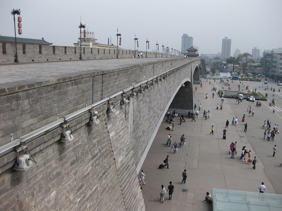 صدها سال پیش چینی‌ها دیوار عظیم سنگی را در اطراف شهر خود برای دفاع از مرزهای خود ساختند که شهر شیان نیز از این قائده مستثنی نیست. دیوار این شهر همچنان پا برجا مانده است که به بهترین نحو در چین حفظ و نگهداری می شود. این دیوار 12 متر بلندی و حدود 15 متر طول دارد که پهنای آن در انتهای این دیوار بیش از قسمت بالایی آن طراحی شده. قدم زدن بر روی این دیوار باستانی سالانه صدها توریست را به سوی خود می‌کشاند.