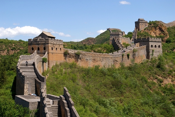 دیوار بزرگ چین یکی از بزرگترین شاهکارهای معماری بشر و طولانی ترین موزه ی روبازی است که  از غرب به استان گانسو و از شرق به سمت شانگهای در دریای بوهای امتداد یافته است. این دیوار چندین بار ساخته و بازسازی شده است.  و در قرن پنجم قبل از میلاد تا قرن شانزدهم برای محافظت از مرزهای شمالی امپراطوری چین از حمله قبیله‌های چادرنشین شمالی تعبیه در این ناحیه احداث شده بود. دیوار بزرگ چین یکی از محبوب ترین مناطق توریستی این کشور است و حجم بسیار بالایی از گردشگران تورمسافرتی را به خود اختصاص داده است.