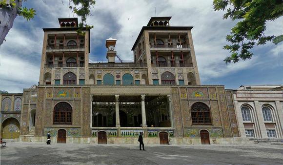 شاید ناصرالدین شاه با دیدن عکس ساختمان های بلند فرنگ یا همان اروپا، دلیل اصلی ساخت این عمارت قدیمی باشد. عمارتی که در ارتفاع و زیبایی، دست کمی از آنها نداشته باشد و خودش و همسرانش از بالای آن، به تمام تهران قدیم احاطه داشته باشند. این ساختمان مرتفع، در حدود سال 1282 هجری قمری و به دستور این شاه قاجار ساخته شده است. دوستعلی خان نظام الدوله معیرالممالک هم مامور انجام این پروژه بزرگ ملی شد و این ساختمان را در شرق ارگ سلطنتی آن زمان بنا کرد. از آن جا این دوستعلی خان معیر الممالک قصد داشته این عمارت را هر چه سریع تر بنا کند، معماران و استادان ماهر آن زمان از جمله علی محمد کاشی را به خدمت می گیرد و طراحی و کندن پی ساختمان را شروع می کند. دو سال بعد، یعنی سال 1284 هجری قمری، کار ساخت شمس العماره به اتمام رسیده بود و شاه و همسرانش در آن مستقر شده بودند