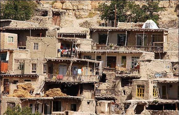 در سفر به خراسان شمالی و برای رفتن به این روستا ابتدا باید به شهر بجنورد، مرکز استان خراسان شمالی بروید. از سمت جنوب شرقی بجنورد، 45 دقیقه تا این روستا فاصله است