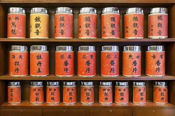 چین دارای مقام اول و بزرگترین کشور تولید کننده ی چای و برترین تولیدکنندگان چای در دنیا است. چین در2013 توانست 1٫700٫00 تن چای تولید کند که برابر 30 تا 35 درصد از تمام چای تولید شده در دنیا بوده است. این تولید چشم گیر و بسیار زیاد با وجود تاریخ کهن و طولانی چین در حیطه ی کشت و تولید چای چندان شگفت انگیز نیست. بر اساس داستان ها و افسانه های قدیمی یک گیاه شناس به نام شنونگ در 2737 سال قبل از میلاد چای را به چین وارد کرد. چای برای چینی ها هم یک نوشیدنی بسیار مهم و هم نوعی دارو است که استفاده می کنند. چای اصلی ترین قسمت در انواع مراسمات مذهبی مردم چین می باشد. نام چای هایی که در این کشور تولید می شوند عبارت است از: چای سبز، چای اولانگ، چای سفید، چای پوئر، چای زرد و چای یاسمن