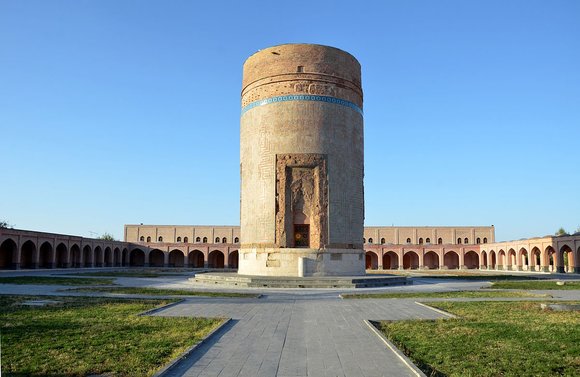 بقعه شیخ حیدر در مرکز مشگین واقع شده و در محوطه عظیمی خودنمایی می کند. بقعه ای که متعلق به فرزند شیخ جنید و پدر شاه اسماعیل اول می باشد. شکل این بقعه از بیرون به حالت برجی مدور و از داخل، به شکل 12 ضلعی و از دور به صورت استوانه ای بوده و دارای ارتفاع 5/18 متر و قطر 5/10 متر می باشد. داخل بقعه از دو طبقه تشکیل شدهاست؛ ورودی سردابه در شمال برج قرار گرفته که با راه پله باریکی به سردابه می رسد. قبر شیخ حیدر هم در منتهی الیه سردابه می باشد. نمای این بقعه از بیرون، از کاشی های فیروزه ای و مزین به آیات قرآن وهمچنین اسامی جلاله در اشکال مختلف و به خط کوفی منقش شده است. قدمت این بقعه به قرن 7 و 8 هجری قمری می رسد و کاشی کاری آن در دوره صفویه تکمیل شده است. این بقعه در خیابان باهنر شمالی مشگین شهر قرار دارد