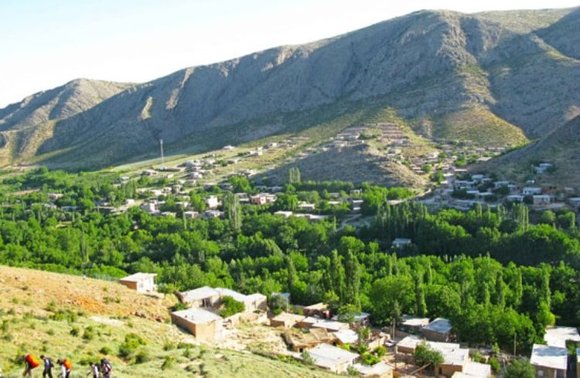 علت نام گذاری این روستا که از زیباترین روستاهای ایران می باشد، قرار گرفتن در طول دره، یا همان دره کش است که اینگونه نام گرفته است. حتما مشتاق شده اید که موقعیت دقیق جغرافیایی این روستای بی نظیر را نیز بدانید. مسیر روستای درکش و دسترسی به آن اینگونه است که باید خود را به 30 کیلومتری شهر آشخانه، مرکز شهرستان مانه و سملقان و 70 کیلومتری بجنورد، مرکز استان خراسان شمالی برسانید. این روستا از جنوب، به دره کنداب و کوه های بلند 2455 متری آلاداغ ختم شده و رودخانه درکش (زوهاور) از میانه این روستا (که در دره جای گرفته) عبور می کند. جمعیت درکش در حدود 200 خانوار بوده که همگی به زبان محلی کردی کرمانجی سخن می گویند. موقعیت ییلاقی و هوای خنک این منطقه، علی الخصوص در فصل تابستان باعث شده که میزبان گردشگران زیادی از اقصی نقاط ایران باشد. صد البته که وجود باغ های فراوان میوه، انواع گیاهان دارویی و شفابخش، گونه های متنوع حیات وحش، تپه های باستانی و چشم اندازهای بکر و دلپذیر این منطقه نیز مزید بر علت شده تا جمعیت گردشگر را بیشتر و بیشتر کند