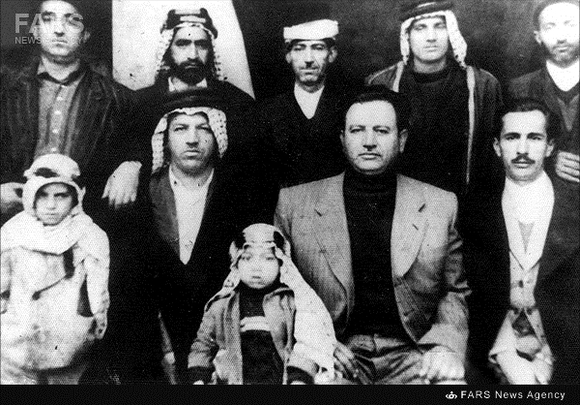 شهید طیب حاج رضایی در جمع برخی اهالی کربلا در سفر به عراق