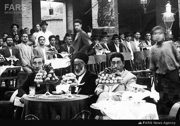 شهید طیب حاج رضایی در جشن یکی از اعیاد مذهبی