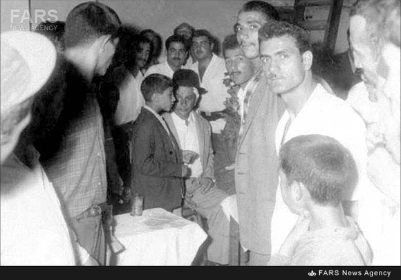 شهید طیب حاج رضایی درحاشیه دادگاه سال1342 درتصویرفرزندش بیژن حاج رضایی نیز دیده می شود