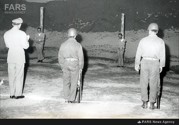شهید طیب حاج رضایی در کنار شهید حاج اسماعیل رضایی لحظاتی قبل از صدور دستور آتش