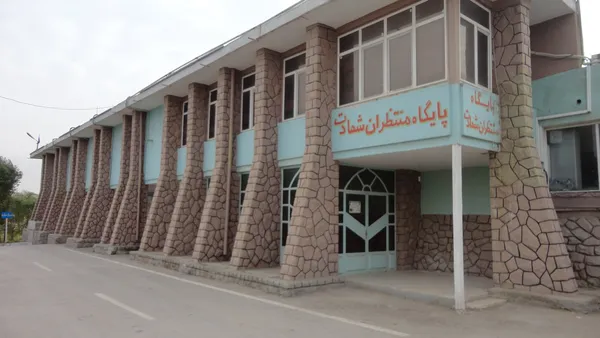 از پله های سیمانی که بالا می آیی ، ساختمان و ستاد اصلی فرماندهی جنگ در مقابل چشمانت قرار می گیرد.
