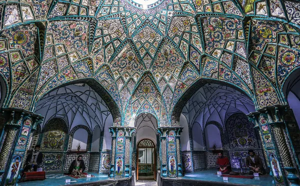 بزرگترین حمام ایران حدود 1600 متر مربع مساحت داره، آب مورد نیاز این حمام از آب جاری قنات ها تامین میشده. این بنا از قسمت های راهروی ورودی، گرمخانه خصوصی و عمومی، خزینه، آب انبار، سربینه مردانه و زنانه و هشتی بین گرمخانه تشکیل شده. یکی از هنرهایِ جالب معماری برای تامین آب و همچنین حفظ گرما و حرارت این است که کف حمام حدود 3 تا 3/5 متر از کف خیابان پایین تر ساخته شده. سقف تمامی بخش ها حمام چهار فصل با آجر، ملات گچ و آهک به صورت گنبد طاق زده شده و کف حمام با سنگ های سیاه گرانیت، ملاط آهک و ساروج پوشیده شده. حوض صلیبی شکل در کف سربینه با سنگ سیاه تزیین شده و به منظور پاشویی افرادی که از حمام بیرون می آیند مورد استفاده قرار میگرفت. سربینه چهار سکو داره که از یک طرف به گرمخانه و از طرف دیگر با پله هایی قوس دار به خیابان می رسند. یک ورقه ی مسی کف خزینهِ آب گرم رو فراگرفته که در زیر آن گلخن حمام واقع شده. گلخن با بوته های "ورک" سوزانده میشه و به وسیله تنبوشه های سفالی آب گرم و سرد به تمام نقاط حمام میرسه.