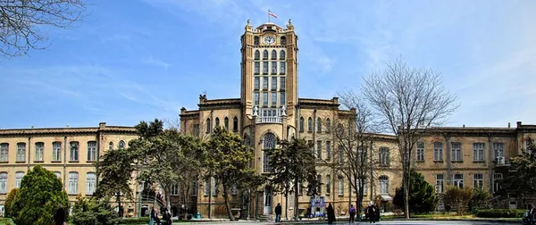 تبریز
یکی از شهرهای بزرگ ایرانِ که تو مرکز آذربایجان شرقی قرار گرفته. تبریز زیبا، خیلی تمیزه و گفته میشه که بدون گدا هست و جزو امن ترین شهرهای گردشگری ایران هم محسوب میشه. از نظر آب و هوایی در منطقه کوهستانی قرار گرفته و تابستون های معتدل با زمستون های خیلی سردی هم داره. طبیعت گردی در دره لیقوان فوق العاده لذت بخشه که پنیرهای معروفی داره.  کوه های آلاداغ لار میشه گفت یکی از شگفت انگیز ترین مکان های آفرینش هست و مثل اینه که کوه ها خاک های رنگی ای دارن. پارک ائل گلی یه تفرجگاه عالی هست که میتونین حال و هواتون رو در طبیعت فوق العاده ای که داره عوض کنین.