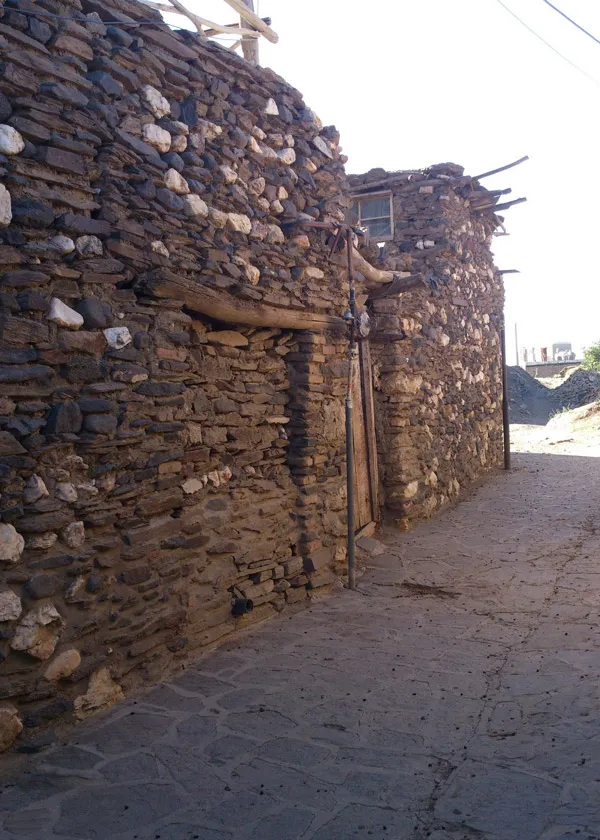 برای دسترسی به روستای ورکانه و به اصطلاح چشمه قلقل، ابتدا به همدان برسید و از اونجا به سمت جاده همدان ، ملاير برید. بعد از خروج از شهر و در 5 کیلومتری جاده در سمت راست، تابلوی به سمت "سد اکباتان" رو میبینید و بعد از وارد شدن به سمت مسیر این جاده و بعد از عبور از سد اکباتان و روستای  "يلفان"، "شمس آباد" و "علی آباد" به ورکانه می&zwnj;رسيد.مسافت 30 کیلومتری همدان تا ورکانه روهم نیم ساعته طی میکنین.در نهایت با تماشای تصاویر روستای چشمه قلقل مطمئنا تصمیم سفر به همدان رو خواهید گرفت.