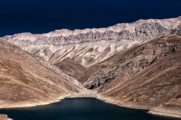 تو سفرتون به هویر علاوه بر اینکه میتونین به تماشای زیبایی های این طبیعت بنشینین، فعالیت های دیگه ای رو هم میتونین انجام بدین تا بیشتر بهتون خوش بگذره :
1) ماهیگیری : تو این دریاچه تفریح لذت بخشیه که بسیاری از افراد رو به این منطقه میکشونه. شما میتونین به صید ماهی قزل آلا بپردازین و از انجام اینکار لذت ببرین. فقط به یاد داشته باشین که ماهیگیری تو این دریاچه مستلزم دریافت مجوز از حفاظت محیط زیست هست.
2) کوهنوردی :  کوه های قره داغ ارتفاعات بسیار بلندی رو دارن که در نزدیک  دریاچه تار هویر مقصد های بسیار مناسبی برای کوهنوردان محسوب میشن. کوهنوردان علاوه بر اینکه میتونن تجربه های لذت بخشی از طی کردن مسیرهای کوهستانی داشته باشن، به تماشای ارتفاعات فوق العاده طبیعت هویر بنشینن و از جلوه های مسحور کننده این طبیعت هم لذت ببرن.
3) قایقرانی، شنا و آب بازی: تو تابستان ها هوای هویر بسیار خنک و دلچسب میشه و سلاح خوبی برای مقابله با گرمی هواست. شما میتونین تجربه آب بازی دلچسب رو تو دریاچه هویر داشته باشین. در اطراف این دریاچه امکانات برای قایقرانی وجود نداره اما با قایق های بادی میتونین روز آرامش بخشی رو برای خودتون بسازید.