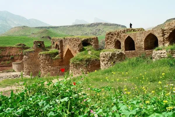  لرستان
اگر تصمیم دارید که به غرب ایران سفر کنین، پیشنهادمون به شما شهرستان درود هست. مردمی خونگرم این منطقه به زبان لری سخن میگن و جاذبه های طبیعی و گردشگری زیادی هم تو این شهر قرار گرفته.موزه مردم شناسی جایی هست که میتونین در اون با تاریخچه و سنت های قدیمی لرستان آشنا بشین.  آبشار بیشه طبیعتی زیبا و نمای کوهستانی فوق العاده ای داره که میتونین روحتون رو تو لرستان تازه کنین.این استان هم یه شهر خوب به عنوان مقاصد نوروزی در ایران محسوب میشه.