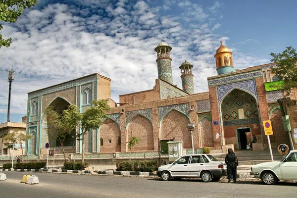 این مسجد تاریخی که در اوایل دوران قاجار در شهر سنندج کردستان ساخته شده، بنایی است متشکل از 2 ایوان. در حیاط اصلی مسجد می&zwnj;توان حجره&zwnj;هایی را برای آموزش طلاب و شاگران این مسجد مشاهده کرد. این مسجد با داشتن 24 ستون در جای جای خود یکی از زیباترین بناهای تاریخی منطقه محسوب می &zwnj;شود. شما می &lrm;&zwnj;توانید برای بازدید از آن توریک روزه&zwnj; ای را اختصاص داده و از جای جای آن دیدن نمائید.