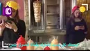 جنجال تبلیغ فست فود در مکه با حضور 2 دختر! عکس