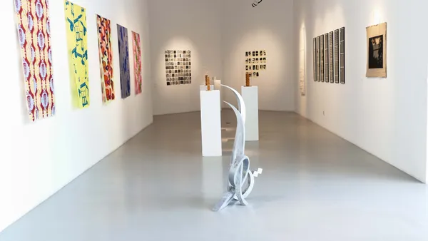 Tashkeel در سال 2008 به صورت رسمی افتتاح شد و یکی از معروف&zwnj;ترین گالری&zwnj;های هنری دبی به شمار می آید. این گالری به معرفی آثار هنری هنرمندان محلی و بین المللی می&zwnj;پردازد که در دبی و امارات مشغول به کارند. از جهت دیگر می&zwnj;توان آثاری از اقصی نقاط جهان را در این مجموعه مشاهده کرد. هدف از ایجاد این گالری بسط و گسترش هنر بوده است. از جهت دیگر این گالری به تاثیراتی که فرهنگ&zwnj;های متفاوت بر روی هم گذارده&zwnj;اند نیز می پردازد و می توانید در آن اقتباس&zwnj;های فرهنگی را به وضوح در آثار هنری مشاهده کنید. این گالری یکی از محبوب&zwnj;ترین نقاطی است که می&zwnj;توانید در طول تور دبی خود از آن بازدید کنید.